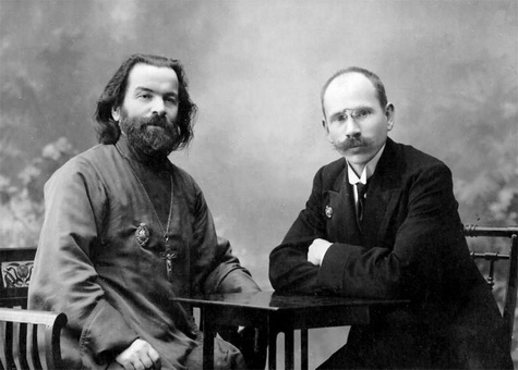 Двое за столиком, слева-отец Василий Зиновьев
