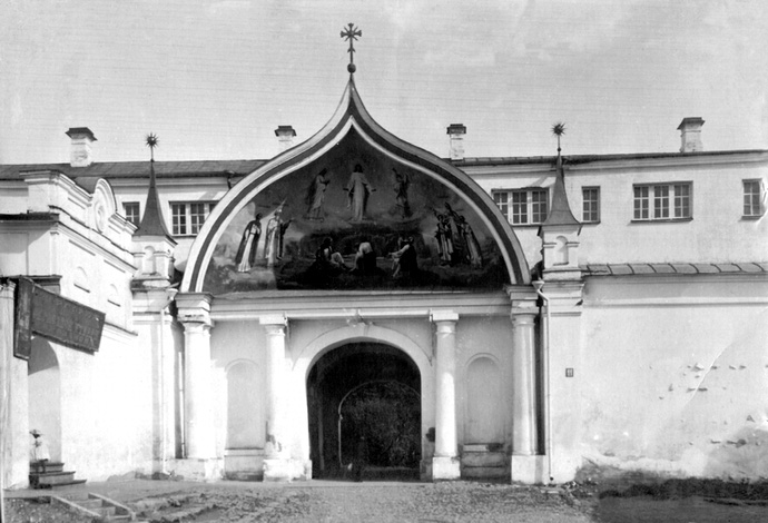 Главные ворота Спасо-Преображенского монастыря