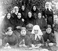 Работницы золотошвейной мастерской Казанского монастыря